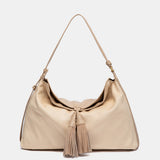 Beiger Schultertasche mit Quaste.