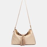 Beiger Schultertasche mit Quaste.