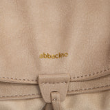 Beiger Schultertasche mit Quaste.