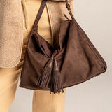 Bolso de hombro con borla marrón