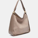 Beiger Schultertasche aus recycelten Materialien.