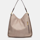 Beiger Schultertasche aus recycelten Materialien.