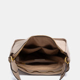 Beiger Schultertasche aus recycelten Materialien.