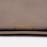 Beiger Schultertasche aus recycelten Materialien.