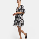Caftán de algodón con estampado floral en blanco y negro