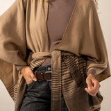 Poncho con lazada en marrón