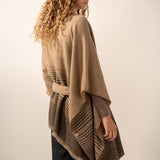 Poncho con lazada en marrón
