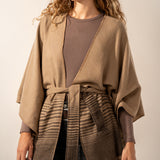 Poncho con lazada en marrón