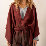 Poncho mit Schleife in Bordeaux.