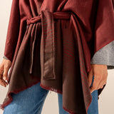 Poncho mit Schleife in Bordeaux.