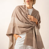 Verstellbarer Poncho mit beigem Karomuster.