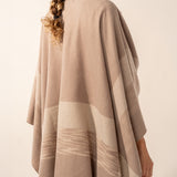 Verstellbarer Poncho mit beigem Karomuster.