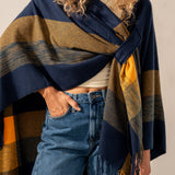 Blau kariertes, verstellbares Poncho.