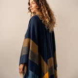 Blau kariertes, verstellbares Poncho.