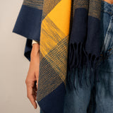 Blau kariertes, verstellbares Poncho.