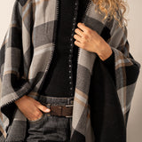 Wendbarer Poncho in Schwarz.