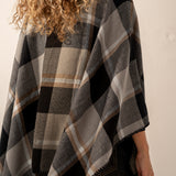 Wendbarer Poncho in Schwarz.