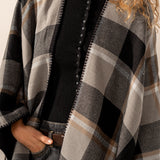 Wendbarer Poncho in Schwarz.