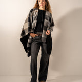 Wendbarer Poncho in Schwarz.