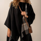 Wendbarer Poncho in Schwarz.