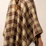 Wendbarer Poncho in Kamelbraun.