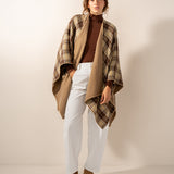 Wendbarer Poncho in Kamelbraun.