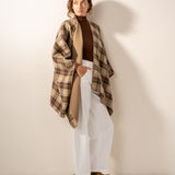 Wendbarer Poncho in Kamelbraun.