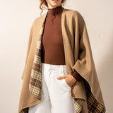 Wendbarer Poncho in Kamelbraun.