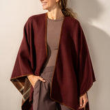 Wendbarer Poncho in Bordeaux.