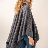 Poncho mit blauem geometrischem Muster.