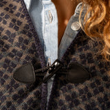Poncho mit blauem geometrischem Muster.