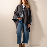 Poncho mit blauem geometrischem Muster.