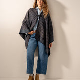Poncho mit blauem geometrischem Muster.