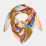 Seidiges Bandana mit mehrfarbigem abstraktem Muster.