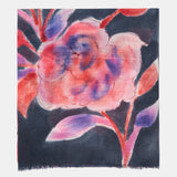 Wollschal mit blauem Blumenmuster.