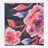 Wollschal mit blauem Blumenmuster.