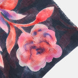 Wollschal mit blauem Blumenmuster.