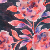 Wollschal mit blauem Blumenmuster.
