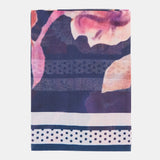 Seidene Bandana mit blauem Blumenmuster.