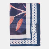Seidene Bandana mit blauem Blumenmuster.