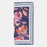 Seidene Bandana mit blauem Blumenmuster.
