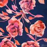 Seidene Bandana mit blauem Blumenmuster.