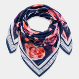 Seidene Bandana mit blauem Blumenmuster.