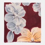 Wollhalstuch mit bordeauxrotem Blumenmuster.