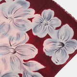 Wollhalstuch mit bordeauxrotem Blumenmuster.