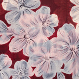 Wollhalstuch mit bordeauxrotem Blumenmuster.