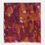 Wollhalstuch mit abstraktem Bordeaux-Muster.