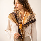 Bandana grande con estampado paisley ámbar