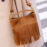 Handtasche aus Leder mit cognacfarbenen Fransen.