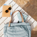 Shopper-Tasche aus recycelten und gepolsterten Materialien in Blau.